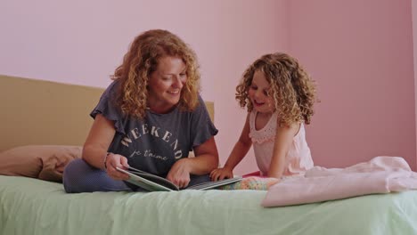 madre e hija leyendo un libro juntos