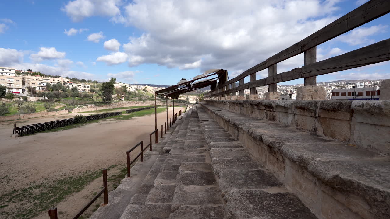 escaleras de piedra del hipódromo de las ruinas romanas de la ciudad de jerash con techo textil que sopla el viento sobre la sección de espectadores