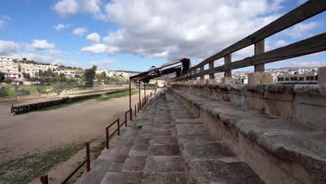 Escaleras-De-Piedra-Del-Hipódromo-De-Las-Ruinas-Romanas-En-La-Ciudad-De-Jerash-Con-Techo-Textil-De-Chorro-De-Viento-Sobre-La-Sección-De-Espectadores