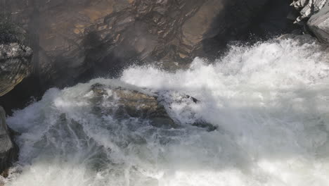 Hoher-Winkel-Von-Turbulentem-Wasser,-Das-In-Die-Tiefen-Der-Felsigen-Schlucht-Fällt