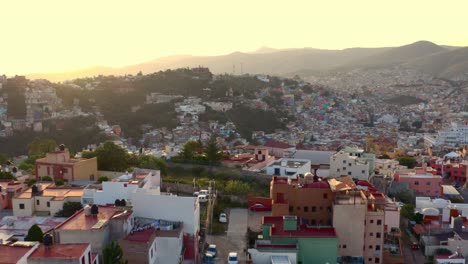 Antenne:-Guanajuato-City-Und-Die-Pipila,-Mexiko