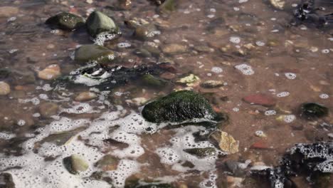 Verschmutztes-Meerwasser-An-Der-Küste-Von-Lissabon