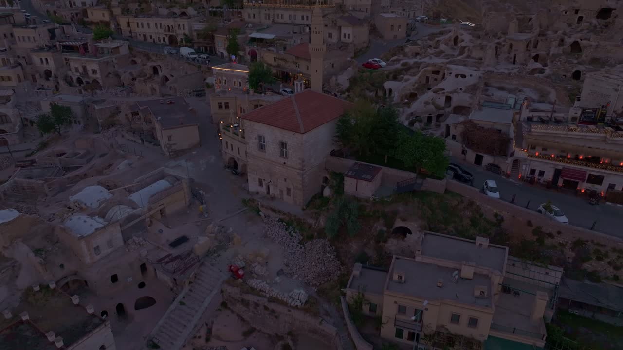 La Cappadocia di Nevsehir ospita il Castello di Uchisar e tramonti magici, Turchia.