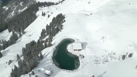 Toma-Aérea-De-Un-Dron-De-Un-Albergue-De-Montaña-En-Las-Laderas-De-La-Montaña-Alpina-En-Engelberg,-En-Brunni,-Bahnen,-Suiza