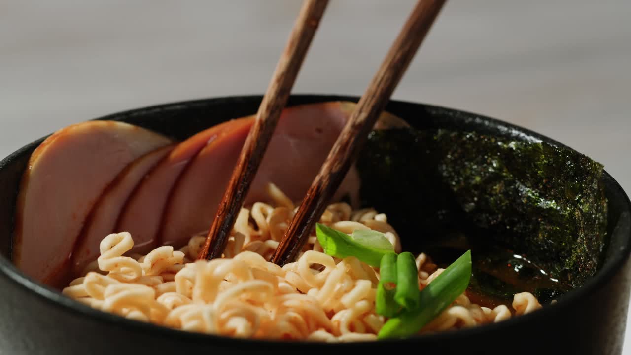 ramen con palillos para comer