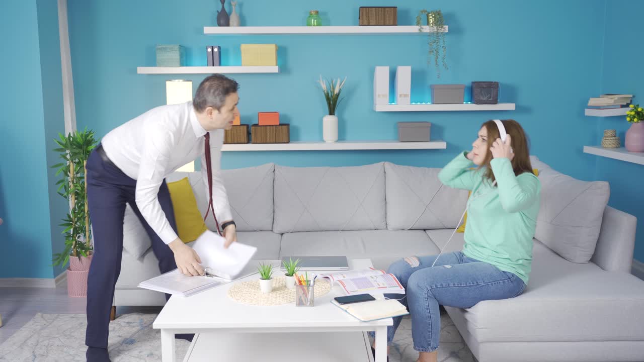 어린 소녀와 그녀의 아버지. 남자는 일에 늦습니다.