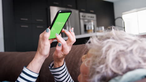 Ältere-Frau-Liegt-Auf-Der-Couch-Und-Benutzt-Ihr-Smartphone,-Nahaufnahme