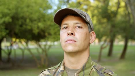 primer plano de un guardia masculino serio con gorra de camuflaje militar