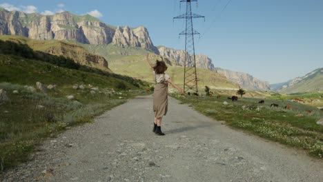 mujer bailando en las montañas