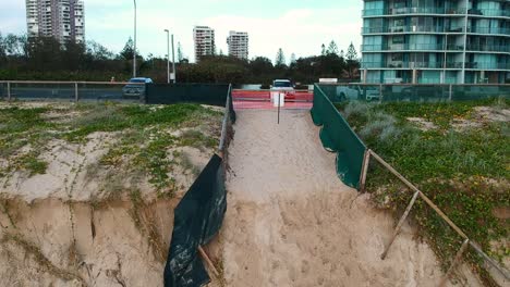 Luftaufnahme-Von-Strandsteilhängen-Und-Erosion,-Die-Durch-Die-Jüngsten-Großen-Wellen-Und-Gezeiten-Eines-Tropischen-Wirbelsturms-Verursacht-Wurden