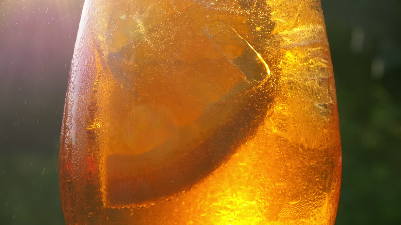refrescante bebida de naranja al sol - 4k 60fps