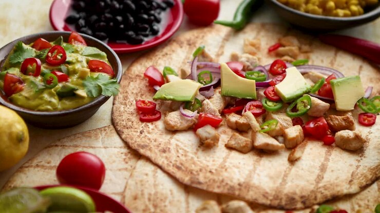 Tortillas di mais sane appena fatte con filetto di pollo alla griglia e grandi fette di avocado