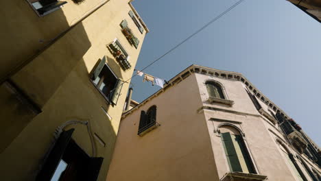 una vista de edificios antiguos mientras navega por el río canal en venecia, italia