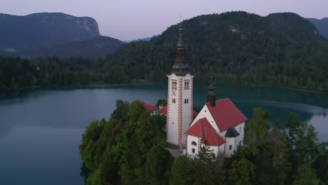 Lago-Sangrado-Iglesia-Aéreo-Dron-Europa-Vuelo-Viaje-Destino-Vacaciones-Turismo