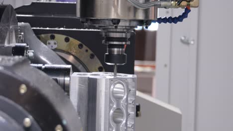 CNC-Fräsmaschine-Für-Die-Metallbearbeitung.-Schneiden-Von-Metall-Moderne-Verarbeitungstechnologie.