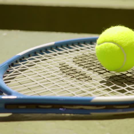 Bunter-Neongelber-Tennisball-Auf-Einem-Schläger