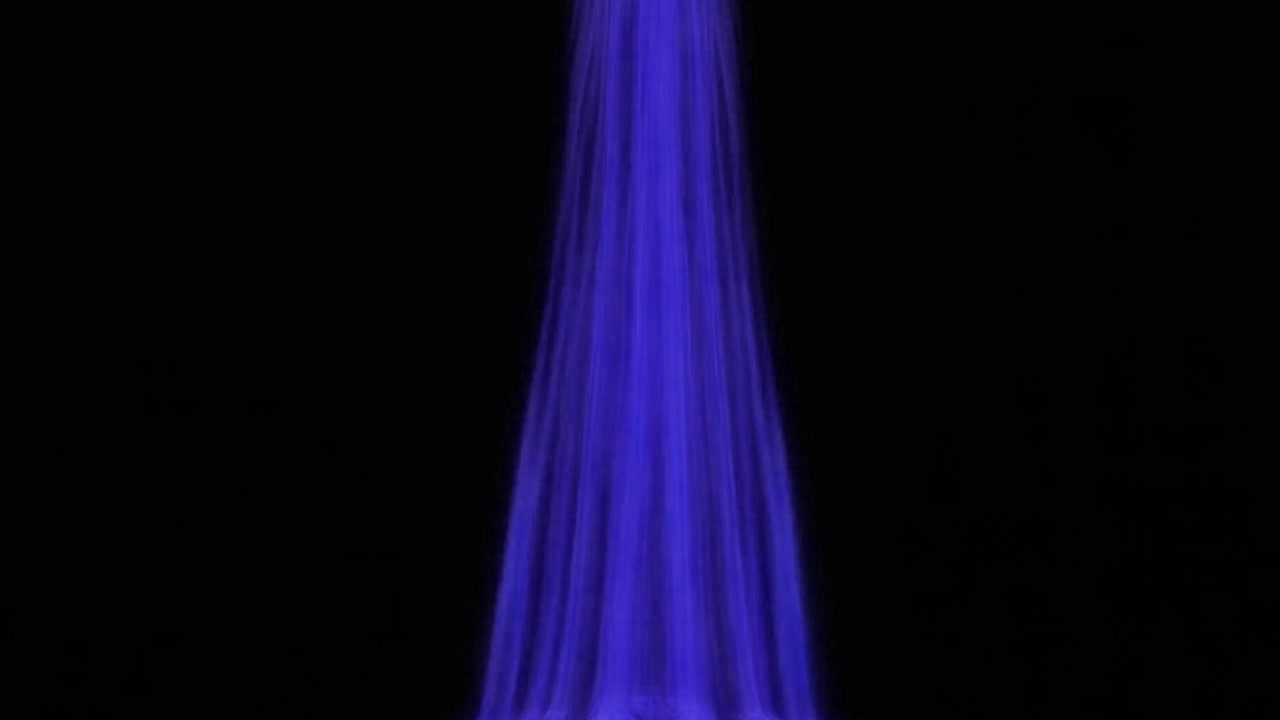 Fascio di luce blu astratto che scende su sfondo nero