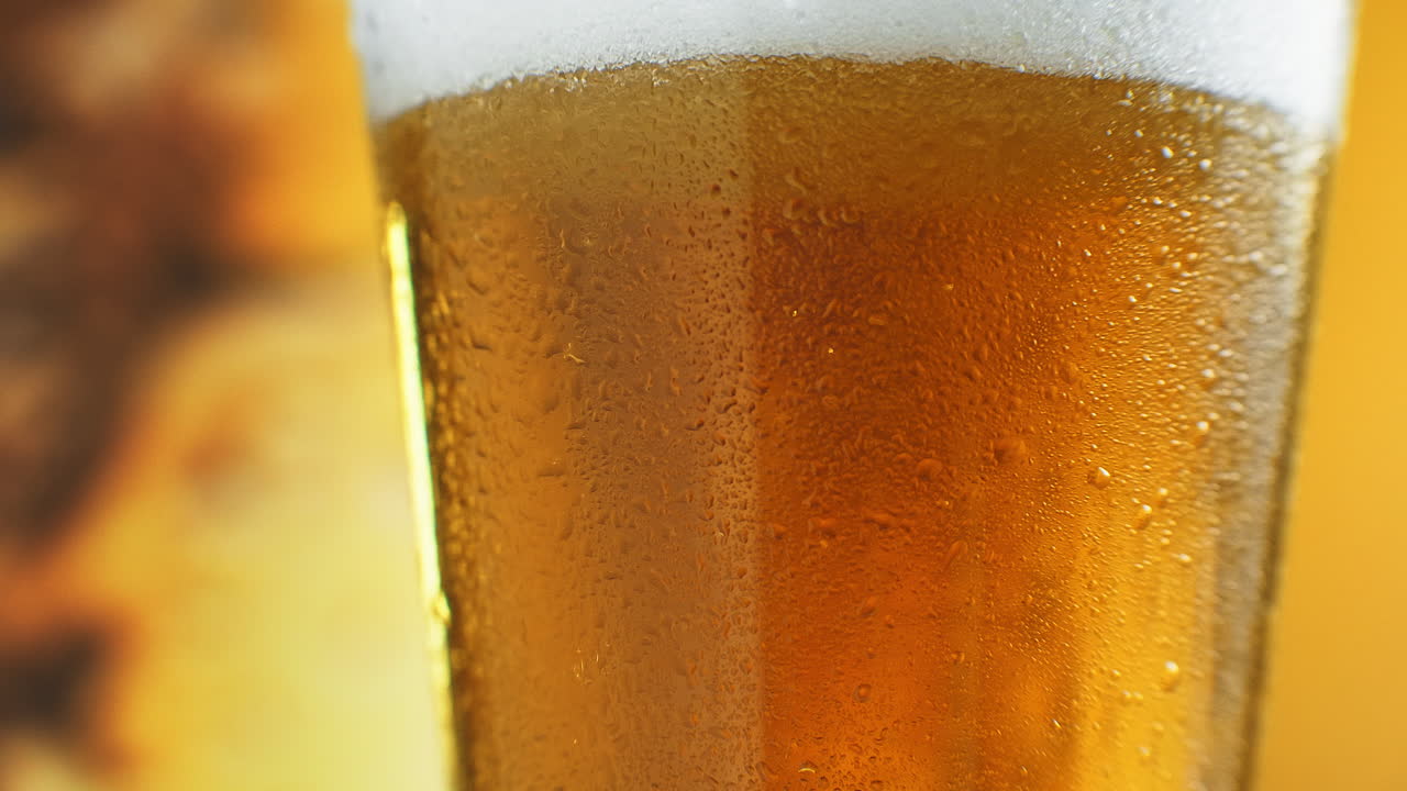 cerveza de cerca. pinta de cerveza de artesanía fría aislada en fondo negro mate rotación de 360 grados. vaso de cerveza con gotas de agua.