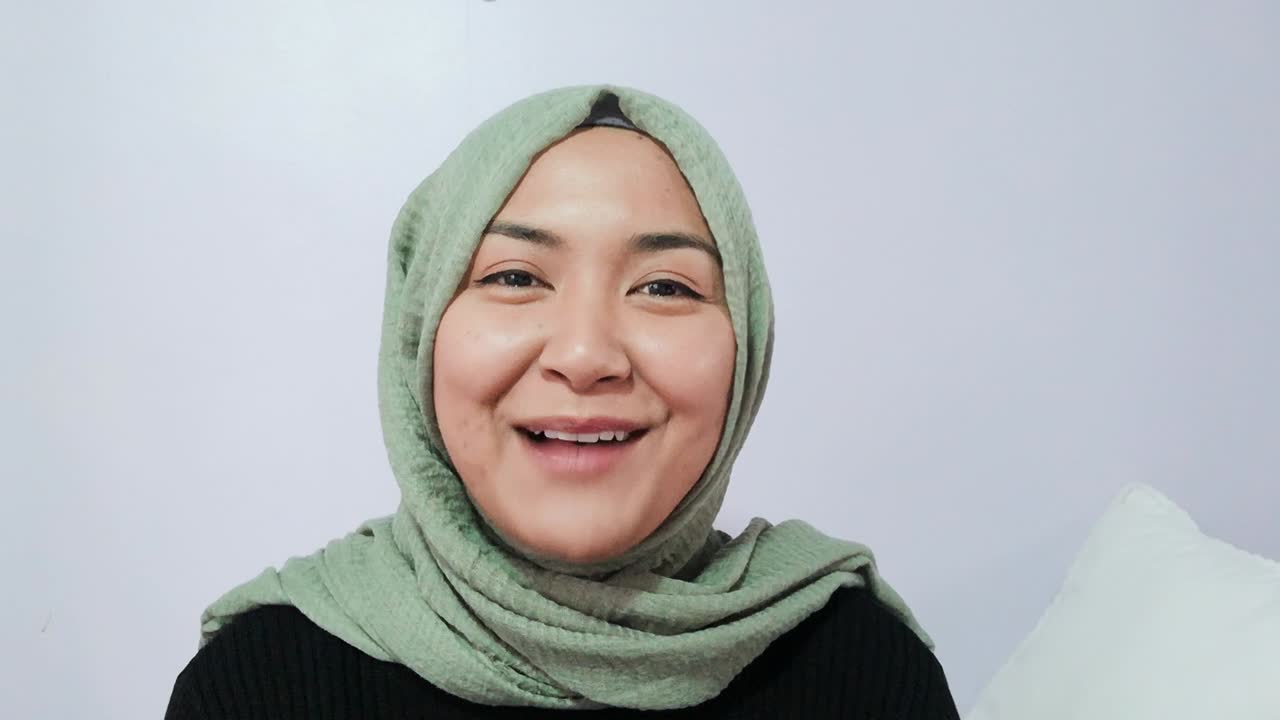 estudiante cantando feliz cumpleaños directamente a la cámara durante una videollamada