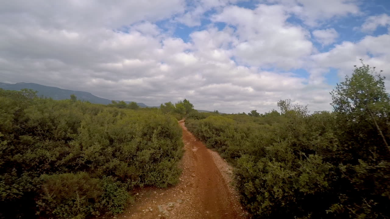 그리스 파르니타 산 단일 트랙에서 먼지 자전거를 타는 pov 액션 카메라 영상