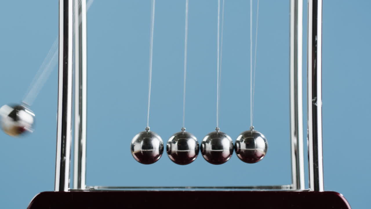 뉴턴의 요람이 움직이고 있다.