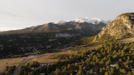 Drone-Acercándose-Al-Acantilado-Con-El-Monte-Antero-Al-Fondo-Durante-El-Amanecer