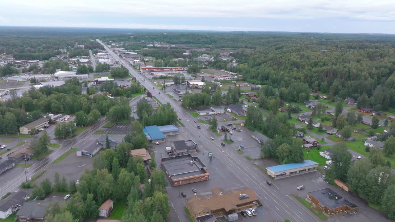 imágenes aéreas de una cabaña junto al río kenai en alaska.