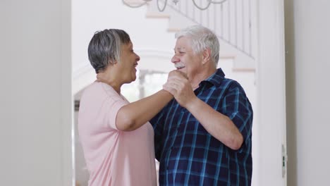 Feliz-Y-Diversa-Pareja-De-Ancianos-Divirtiéndose-Bailando-Juntos-En-Casa,-Cámara-Lenta