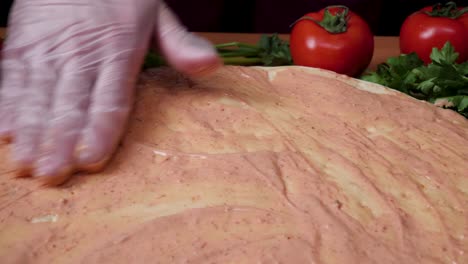 preparando una pizza con salsa