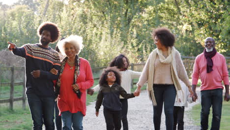 familia de varias generaciones en una caminata de otoño en el campo juntos