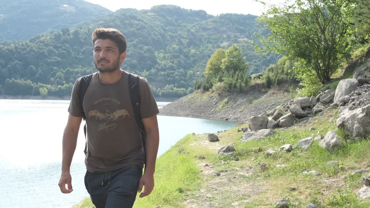 Backpacker che esplora la natura