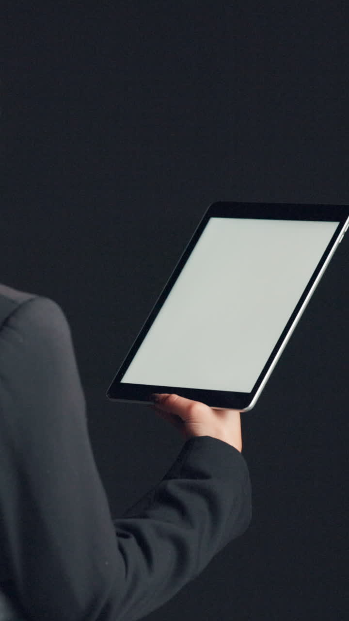 Boş Beyaz Ekranlı ve Stylus Kalemli Dijital Tablet Tutan Kişi