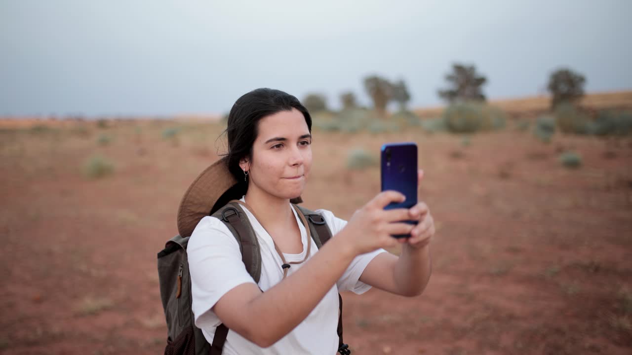 mujer tomando una selfie en el desierto