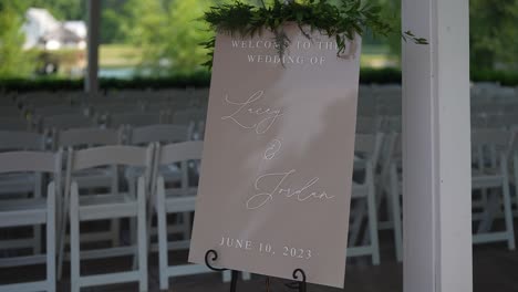 un lindo cartel de bienvenida a la boda, meticulosamente diseñado con detalles intrincados y caligrafía elegante