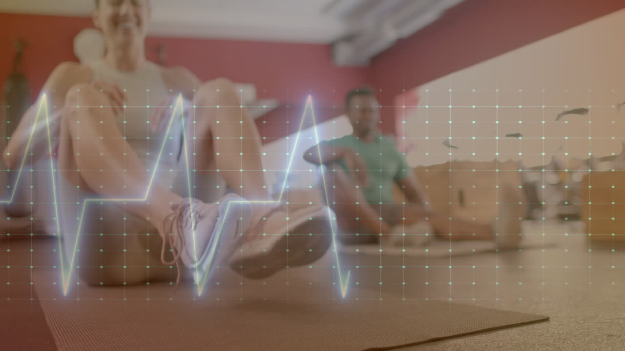 체육관에서 운동하는 다양한 남성과 여성에 대한 데이터 처리의 애니메이션