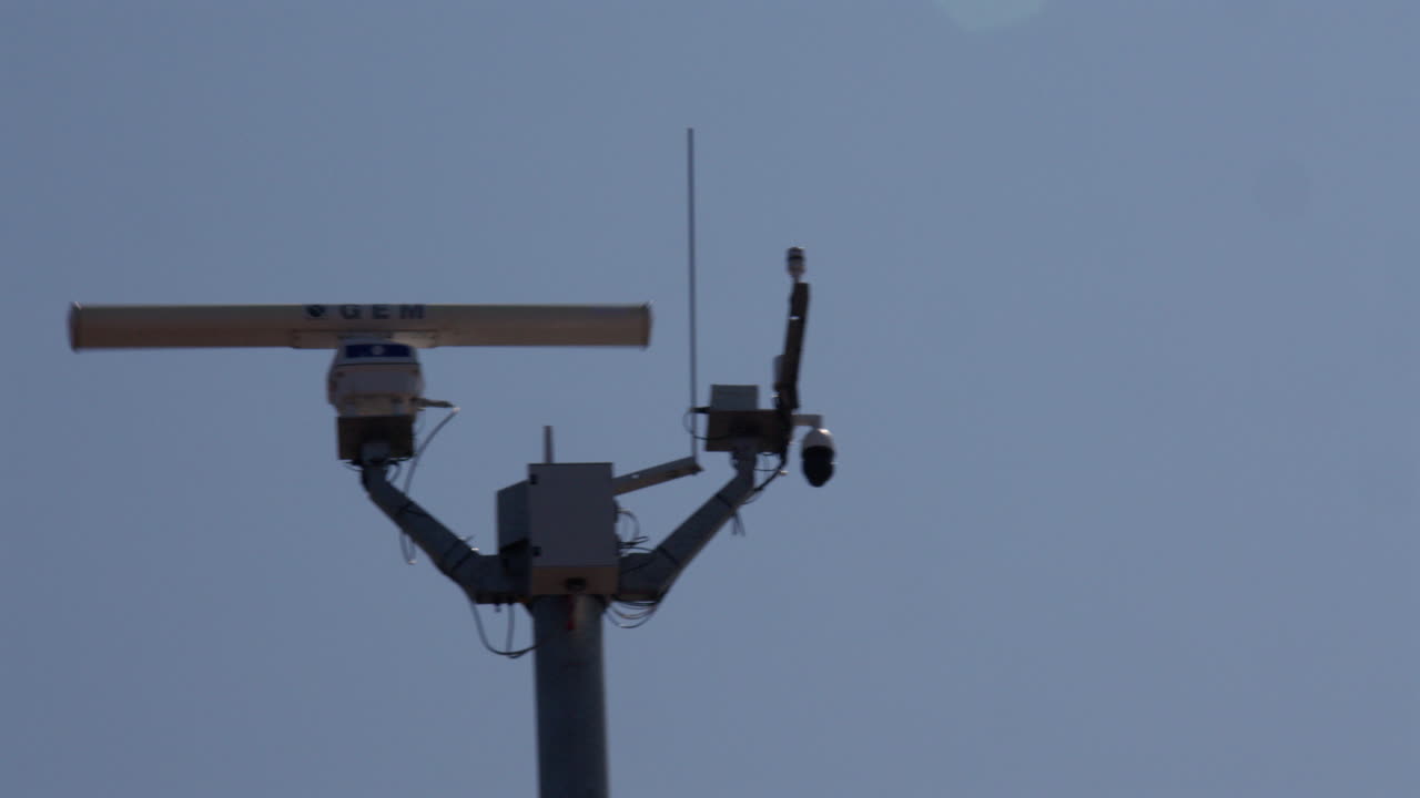 Ampia ripresa panoramica da destra a sinistra del radar sull'albero del sistema di monitoraggio costiero a Trafalgar Point, molo in pietra a Morecambe