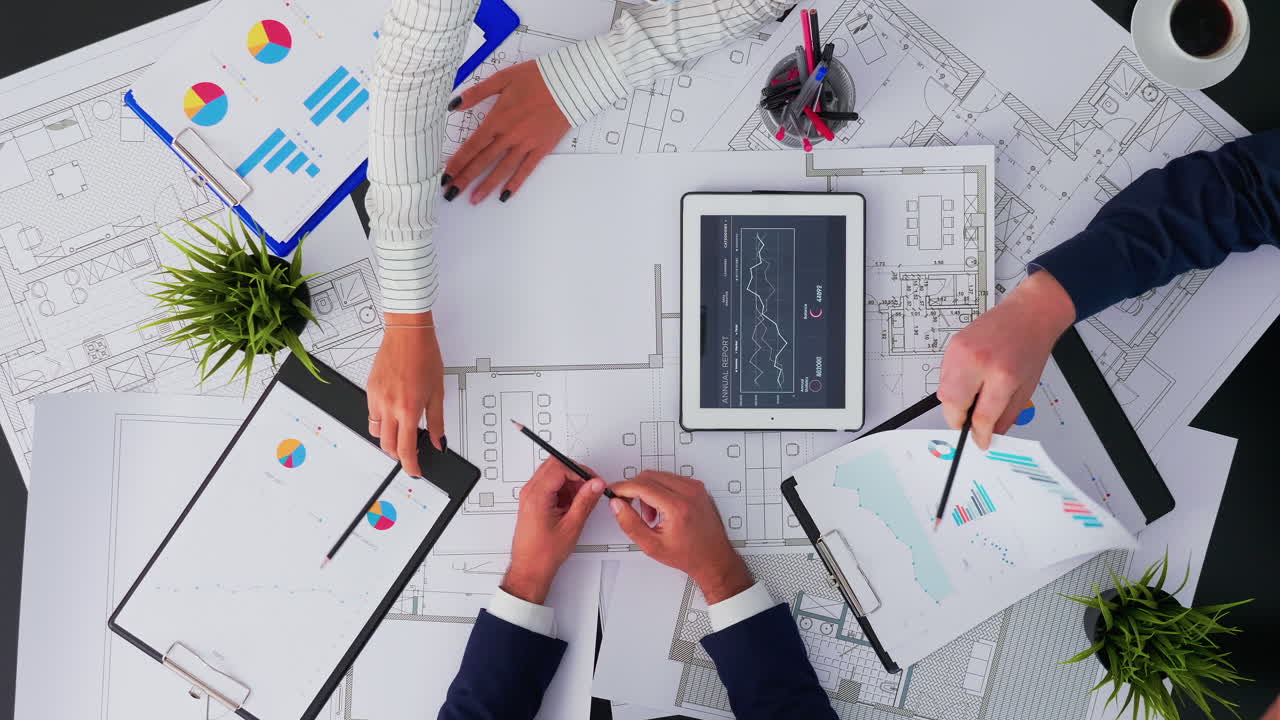 건축가들이 건설 계획에 대해 이야기하고 있습니다.