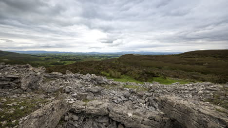 Lapso-De-Tiempo-Del-Paisaje-Rural-Y-Remoto-De-Hierba,-árboles-Y-Rocas-Durante-El-Día-En-Las-Colinas-De-Carrowkeel-En-El-Condado-De-Sligo,-Irlanda