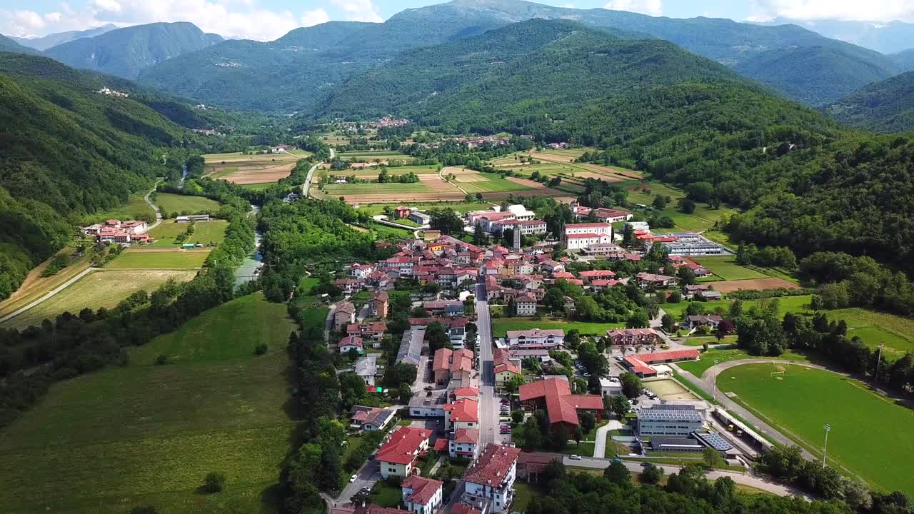 tiro de drone de ponte san quirino, italia, rodeado de montañas