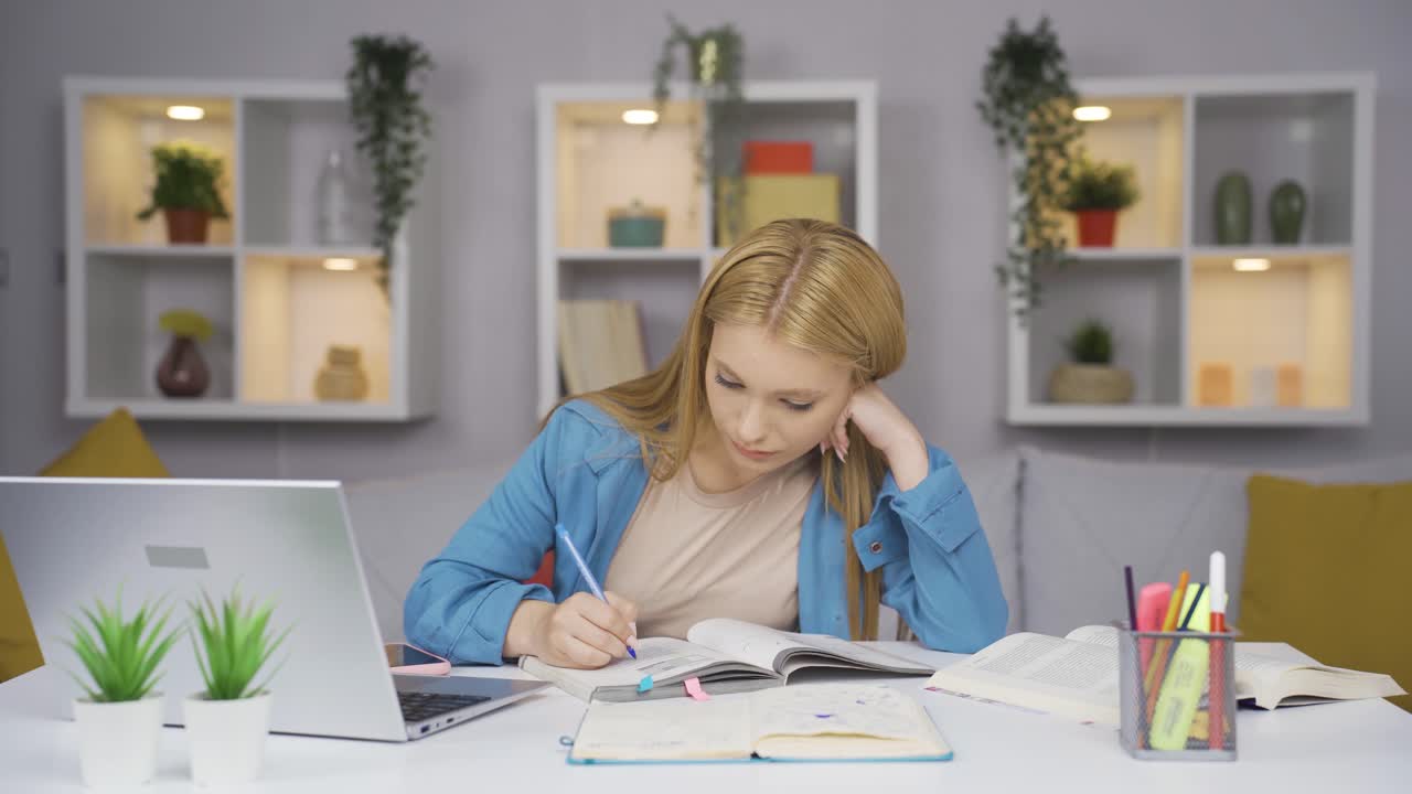 여성 학생이 질문을 해결합니다.