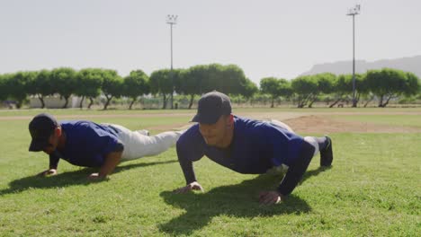jugadores de béisbol haciendo flexiones