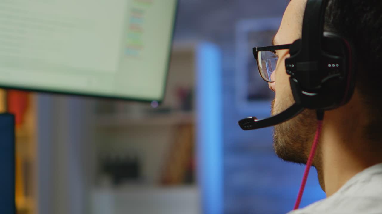 primer plano de un jugador profesional con auriculares