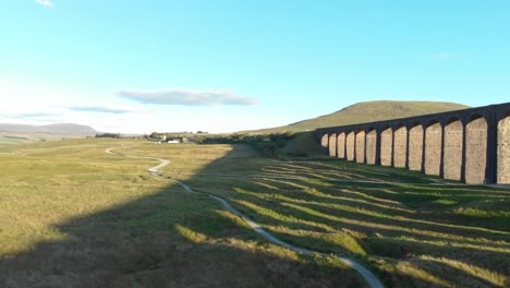 lapso de tiempo de verdes prados anchos por el viaducto ribblehead, yorkshire, día soleado