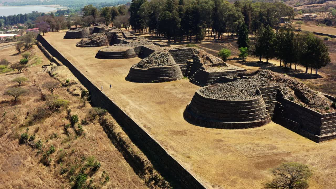 DRONE: RIPRESA LENTA ORBITANTE DELLE ROVINE DI TZINTZUNTZAN VICINO AL LAGO DI PÁTZCUARO A MICHOACÁN