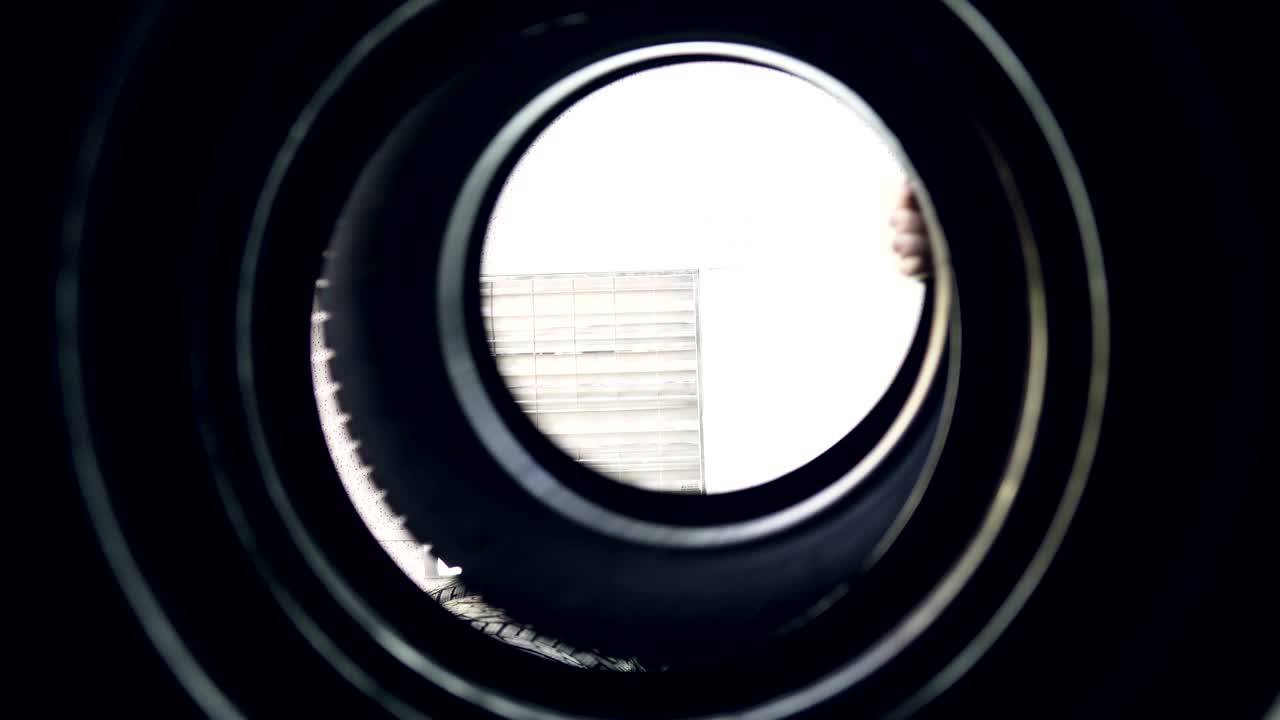 새로운 겨울 타이어는 서로 쳐져 있습니다. 카메라는 안쪽에서 촬영합니다.