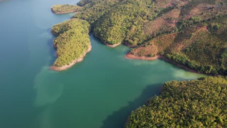 Una-Toma-Aérea-De-Tà-Đùng-En-Vietnam-Asia,-Un-Lago-Causado-Por-Una-Central-Hidroeléctrica