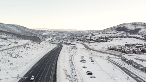 Park-City,-Utah---Vista-Aérea-Sobre-El-Paisaje-Cubierto-De-Nieve-Con-Autopista