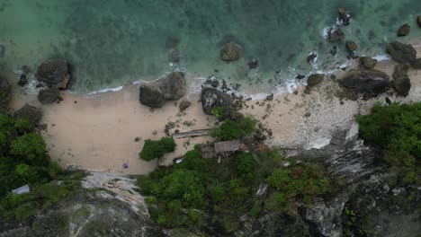 Vista-Panorámica-De-Una-Playa-Privada-Aislada-En-El-Sur-De-Bali,-Indonesia,-Aérea