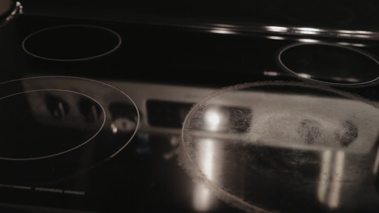 주방의 깨끗하고 밝은 유리 버너 - 와이드 샷