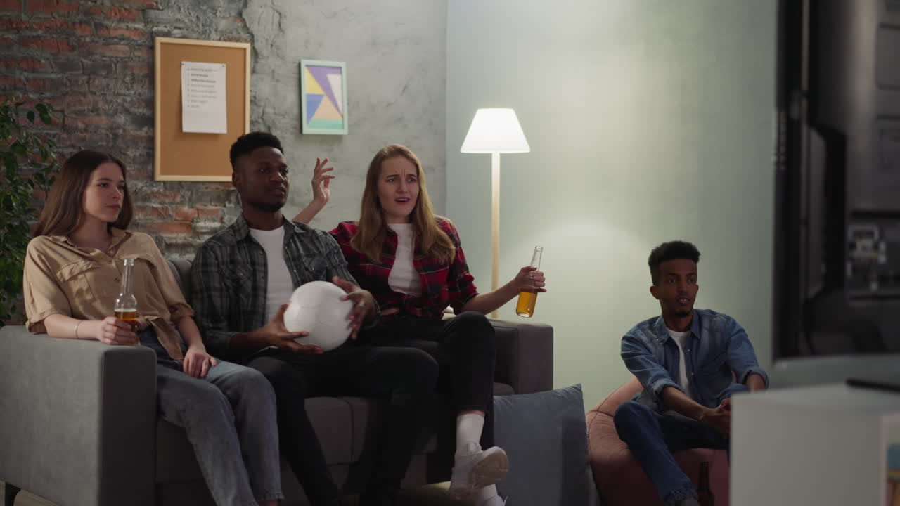 흑인 남자가 tv에서 공을 던져 팀이 골을 놓친 것에 대해 처벌합니다.